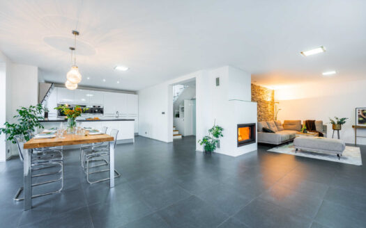 PRODÁNO – Nízkoenergetická vila 5+kk s terasou a bazénem, 265 m2, Pyšely