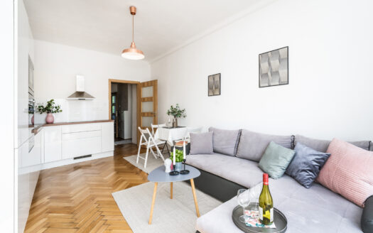 PRODÁNO – Zrekonstruovaný byt 3kk s balkónem a krásným výhledem na Prahu, Strašnice, Praha 10