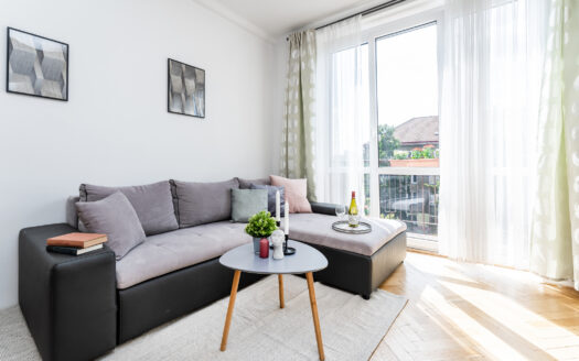 PRODÁNO – Zrekonstruovaný byt 3kk s balkónem a krásným výhledem na Prahu, Strašnice, Praha 10