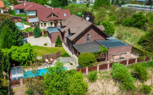 PRODÁNO – Moderní vila 6+1 v Uhříněvsi s obrovským bazénem, pergolou a kreativním studiem pro práci – Uhřiněves