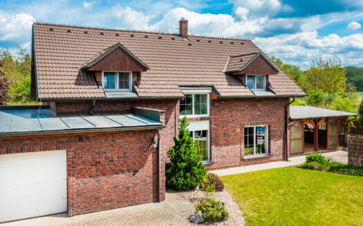 PRODÁNO – Moderní vila 6+1 v Uhříněvsi s obrovským bazénem, pergolou a kreativním studiem pro práci – Uhřiněves