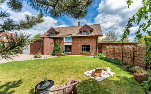 PRODÁNO – Moderní vila 6+1 v Uhříněvsi s obrovským bazénem, pergolou a kreativním studiem pro práci – Uhřiněves