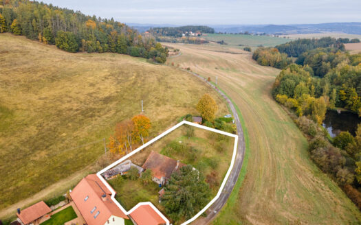 PRODÁNO – Na samotě u lesa: Půl akru pozemku ve Středočeském kraji (Klokočná)