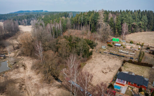 PRODÁNO – Stavební pozemek 800 m² na březích Žárského rybníka u Nových Hradů (Jižní Čechy)