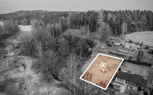 PRODÁNO – Stavební pozemek 800 m² na březích Žárského rybníka u Nových Hradů (Jižní Čechy)