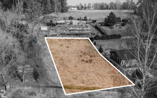 PRODÁNO – Stavební pozemek 800 m² na březích Žárského rybníka u Nových Hradů (Jižní Čechy)