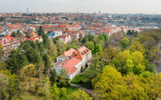 PODNAJMUTO – Podkroví kancelářské a konferenční prostory: Divadlo na Jezerce, Praha 4