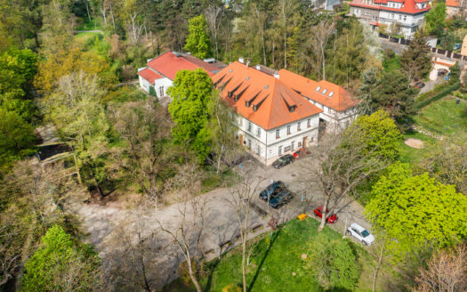 PODNAJMUTO – Podkroví kancelářské a konferenční prostory: Divadlo na Jezerce, Praha 4