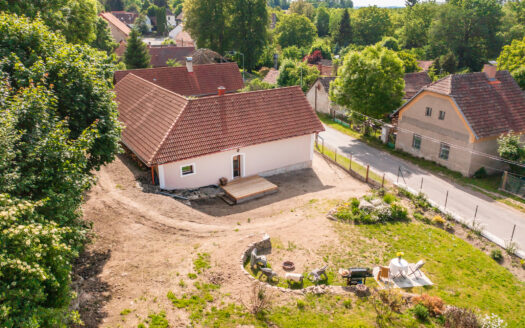 PRODÁNO – Chalupa po kompletní rekonstrukci: Rekreace i trvalé bydlení s horským nádechem ve Středočeském kraji