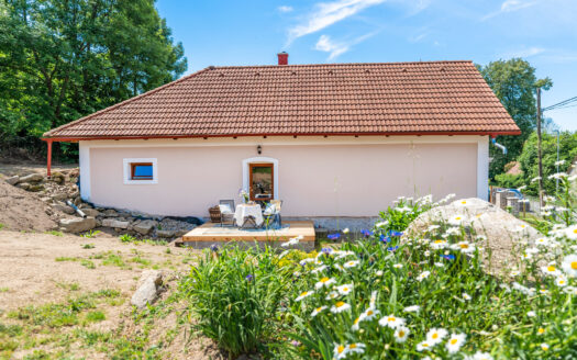 PRODÁNO – Chalupa po kompletní rekonstrukci: Rekreace i trvalé bydlení s horským nádechem ve Středočeském kraji