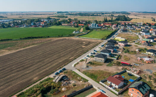 PRODÁNO- Stavební pozemek 827 m² připravený ke stavbě bungalovu v moderní čtvrti Polerady u Prahy