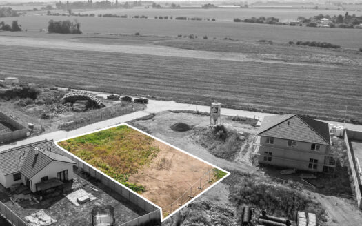 PRODÁNO- Stavební pozemek 827 m² připravený ke stavbě bungalovu v moderní čtvrti Polerady u Prahy
