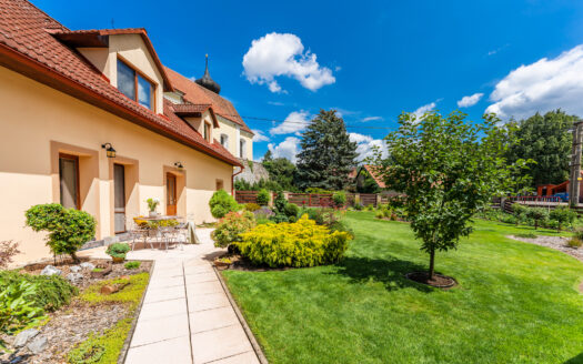PRODÁNO – Pěkně zrekonstruovaný rodinný dům 5+1 s nádhernou zahradou, Okrouhlice