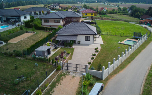 PRODÁNO – Vzdušný bungalov 3+kk v Horním Podhájí: Moderní zázemí pro mladou rodinu s bazénem