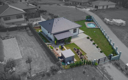 PRODÁNO – Vzdušný bungalov 3+kk v Horním Podhájí: Moderní zázemí pro mladou rodinu s bazénem