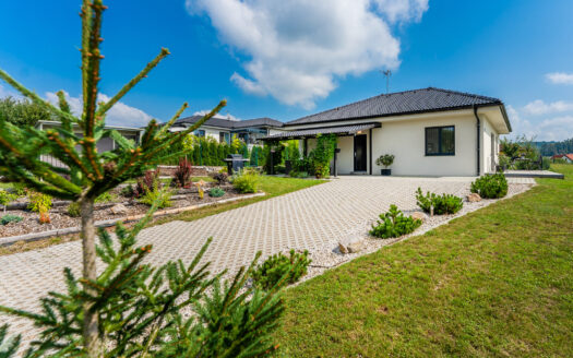 PRODÁNO – Vzdušný bungalov 3+kk v Horním Podhájí: Moderní zázemí pro mladou rodinu s bazénem