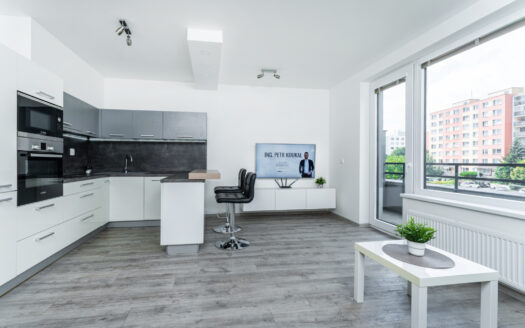 PRONAJMUTO – Prostorný a funkční byt 2kk s parkovacím stáním a balkónem