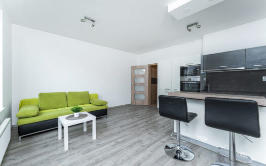 PRONAJMUTO – Prostorný a funkční byt 2kk s parkovacím stáním a balkónem