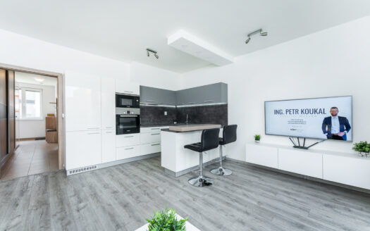 PRONAJMUTO – Prostorný a funkční byt 2kk s parkovacím stáním a balkónem