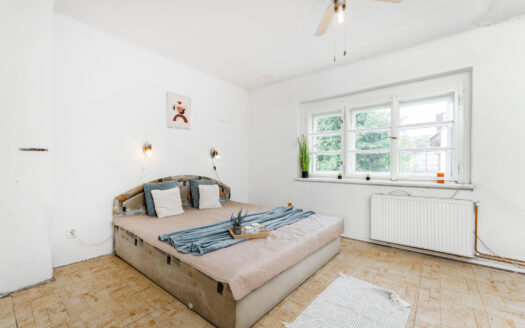 PRODÁNO – Řadový rodinný dům s menší zahrádkou na metru Ládví, Praha