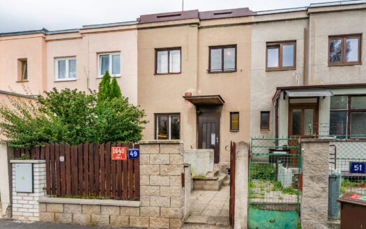 PRODÁNO – Řadový rodinný dům s menší zahrádkou na metru Ládví, Praha