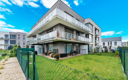 PRODÁNO – Energeticky úsporný byt 2kk v novostavbě se 108 m2 zahradou a garážovým stáním, Jinočany u Prahy