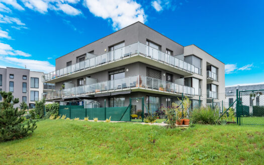 PRODÁNO – Energeticky úsporný byt 2kk v novostavbě se 108 m2 zahradou a garážovým stáním, Jinočany u Prahy