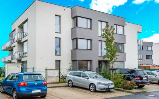 PRODÁNO – Energeticky úsporný byt 2kk v novostavbě se 108 m2 zahradou a garážovým stáním, Jinočany u Prahy