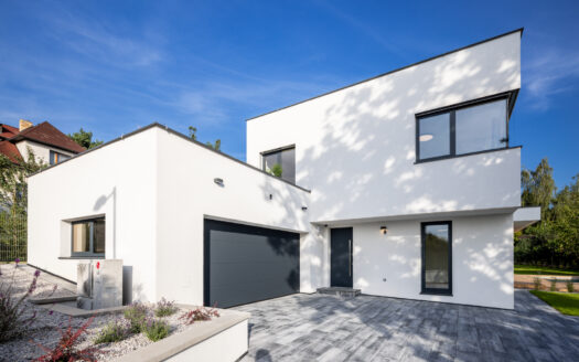 PRODÁNO – Zbrusu nová luxusní vila 7+kk v Říčanech, nejžádanější lokalitě Česka