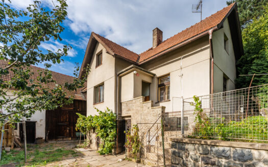 PRODÁNO – Prostorný rodinný dům se stodolou, pozemek 649 m², Mirošovice