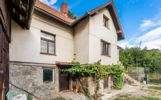 PRODÁNO – Prostorný rodinný dům se stodolou, pozemek 649 m², Mirošovice