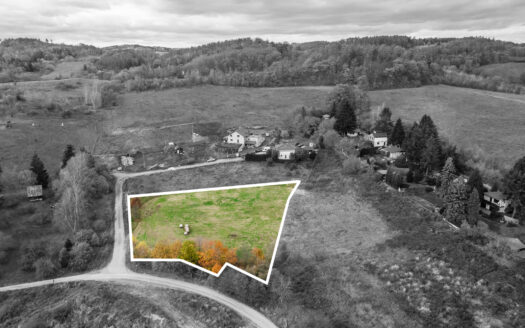 PRODÁNO – Mirošovice u Prahy: Pozemek ideální k výstavbě rodinného domu s velkou zahradou