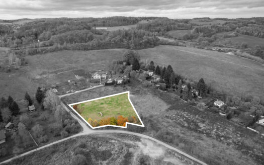 PRODÁNO – Mirošovice u Prahy: Pozemek ideální k výstavbě rodinného domu s velkou zahradou