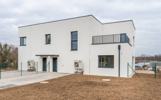 PRODEJ UKONČEN – Novostavba o dvou bytech 8+2kk se zahradou: Statenice poblíž Prahy 6, Divoká Šárka, Bořislavka