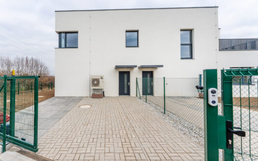 PRODEJ UKONČEN – Novostavba o dvou bytech 8+2kk se zahradou: Statenice poblíž Prahy 6, Divoká Šárka, Bořislavka