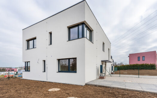 PRODEJ UKONČEN – Novostavba o dvou bytech 8+2kk se zahradou: Statenice poblíž Prahy 6, Divoká Šárka, Bořislavka