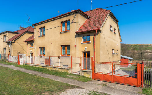 PRODÁNO – Dvojdomek se 2 vstupy a velkým potenciálem, pozemkem 730m2, Koleč u Prahy