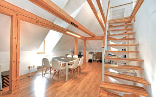 PODNAJMUTO – Podkroví kancelářské a konferenční prostory: Divadlo na Jezerce, Praha 4