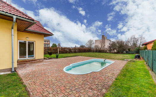 PRONAJMUTO – Prostorný rodinný dům 4+1 s krbem a bazénem, Kostelec nad Černými lesy