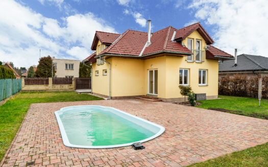 PRONAJMUTO – Prostorný rodinný dům 4+1 s krbem a bazénem, Kostelec nad Černými lesy