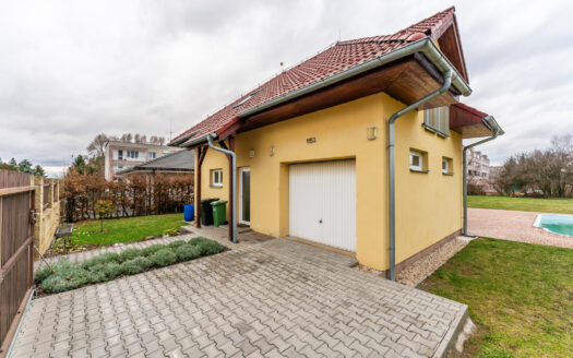 PRONAJMUTO – Prostorný rodinný dům 4+1 s krbem a bazénem, Kostelec nad Černými lesy