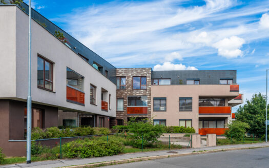 PRODÁNO – Luxusní Byt 3+kk v Újezdu u Průhonic: Ideální Místo pro Moderní Bydlení