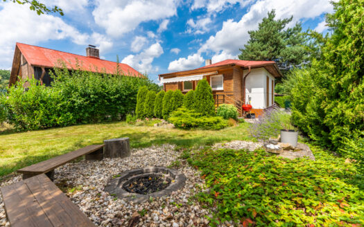 PRONAJMUTO – Celoroční chata s krásnou zahradou v přírodě, Louňovice