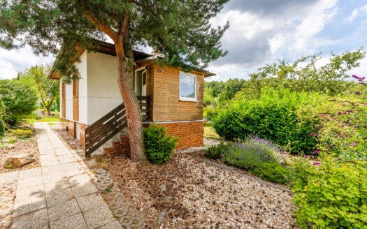 PRONAJMUTO – Celoroční chata s krásnou zahradou v přírodě, Louňovice